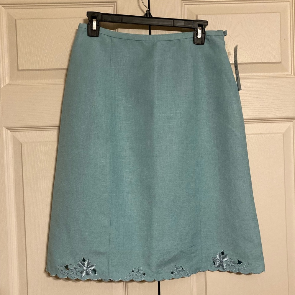 Jones wear linen mix skirt with embroidery and cut out design fully lined size 4